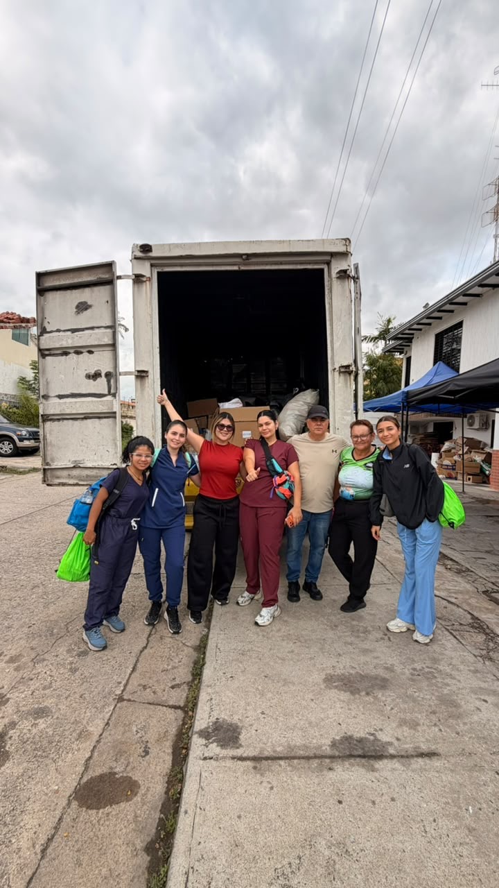 Voluntarias junto al camión cargado con donaciones para entregar