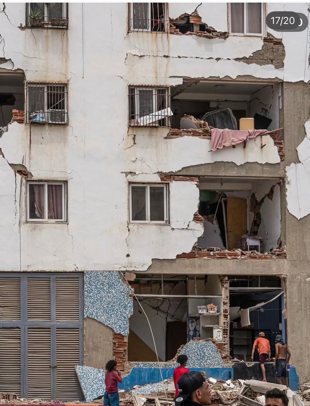 Edificio residencial agrietado y destruido