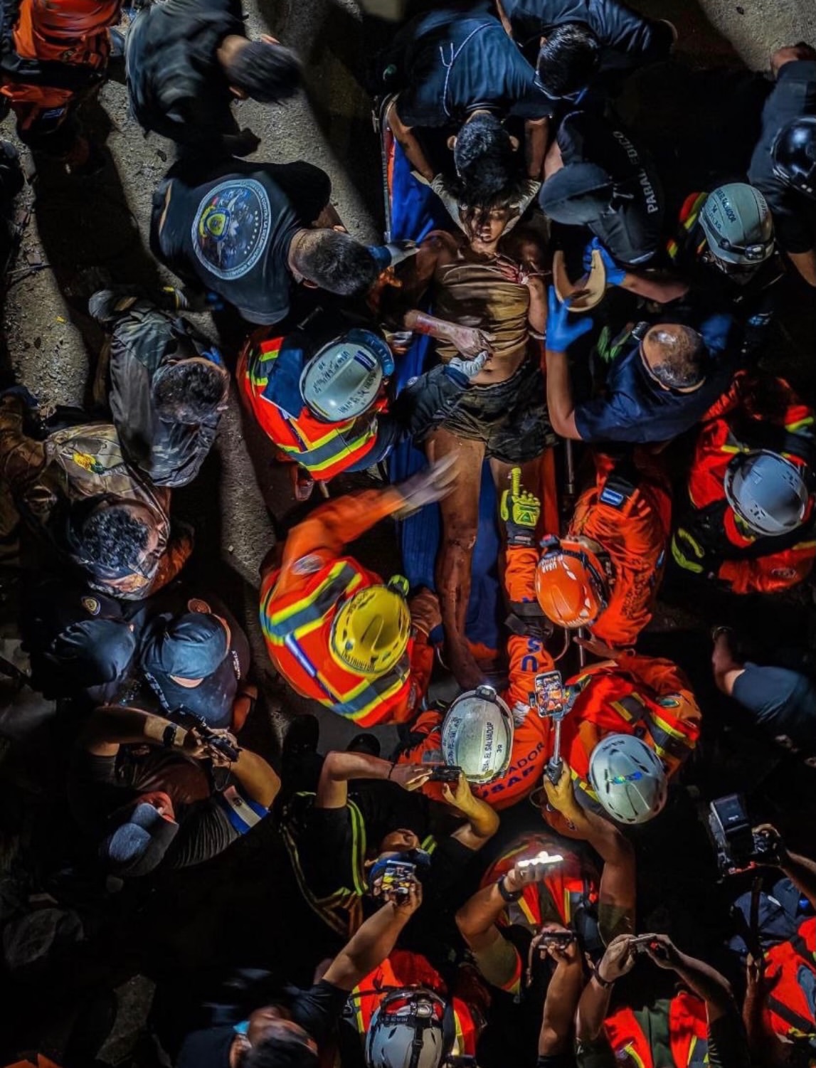 Equipos de rescate atendiendo a un sobreviviente